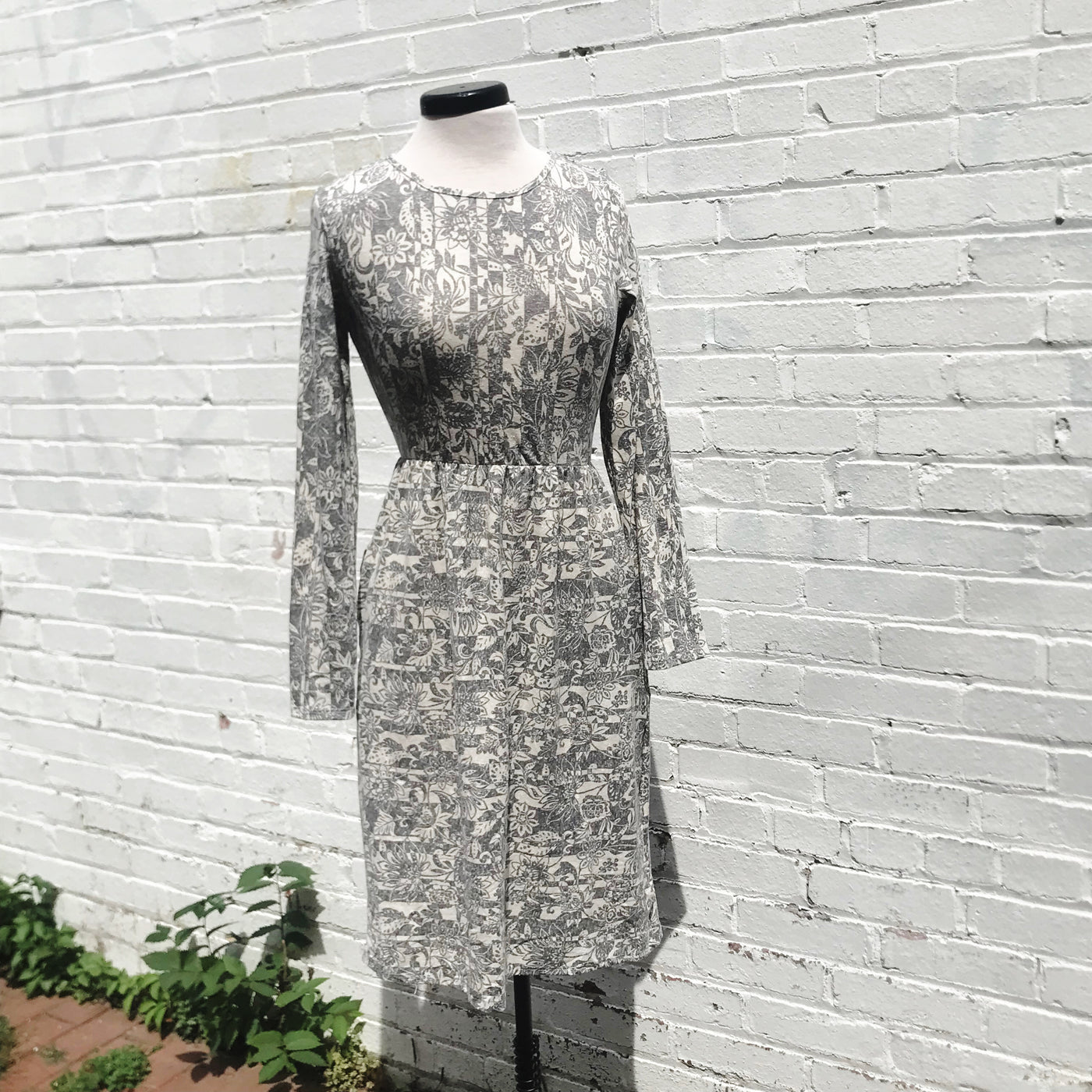 Gray and White Floral Dress – Willow Stores